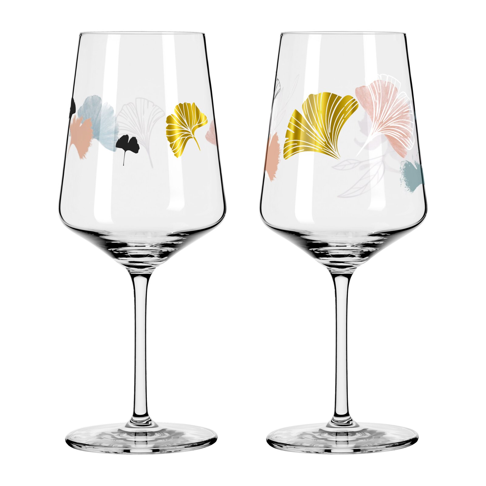 Twee transparante wijnglazen met lange steel en goudkleurige en pastel ginkgoblad-decoratie, frontaal aanzicht op witte achtergrond