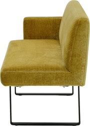 Seitenansicht einer modernen, senfgelben 1,5er XL Bank mit linker Armlehne und schwarzem Metallgestell.
