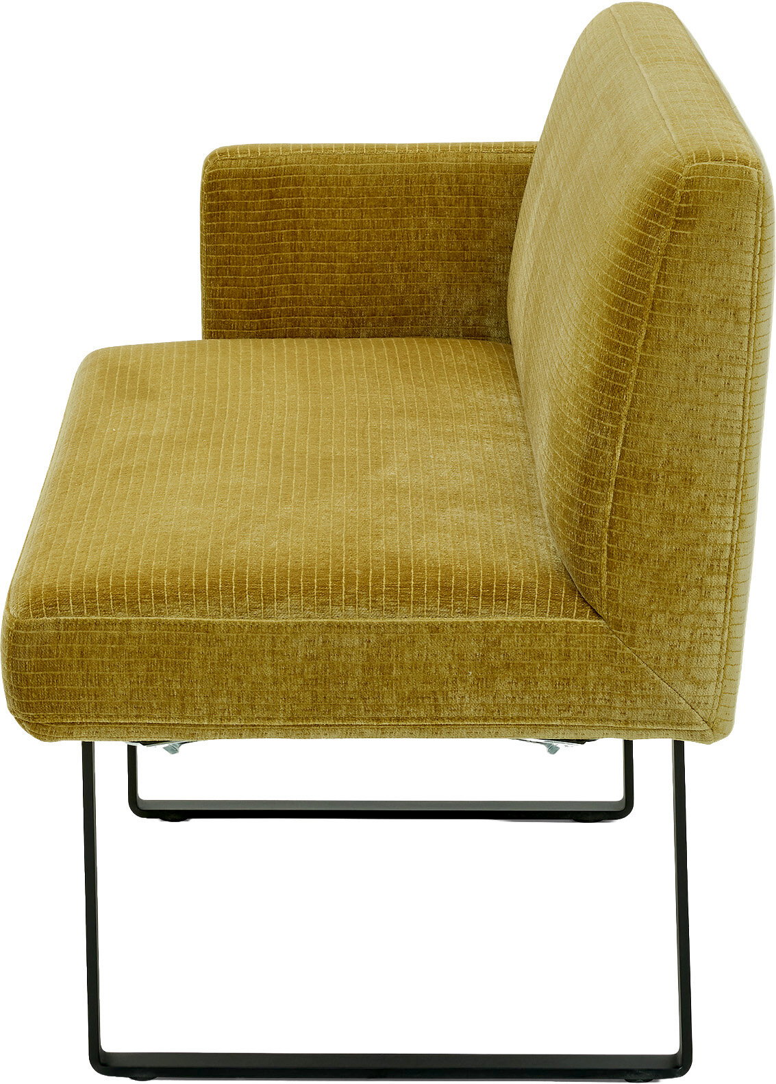 Seitenansicht einer modernen, senfgelben 1,5er XL Bank mit linker Armlehne und schwarzem Metallgestell.