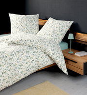Bettwäsche-Set mit floralem Muster in einem modernen Schlafzimmer, seitliche Perspektive