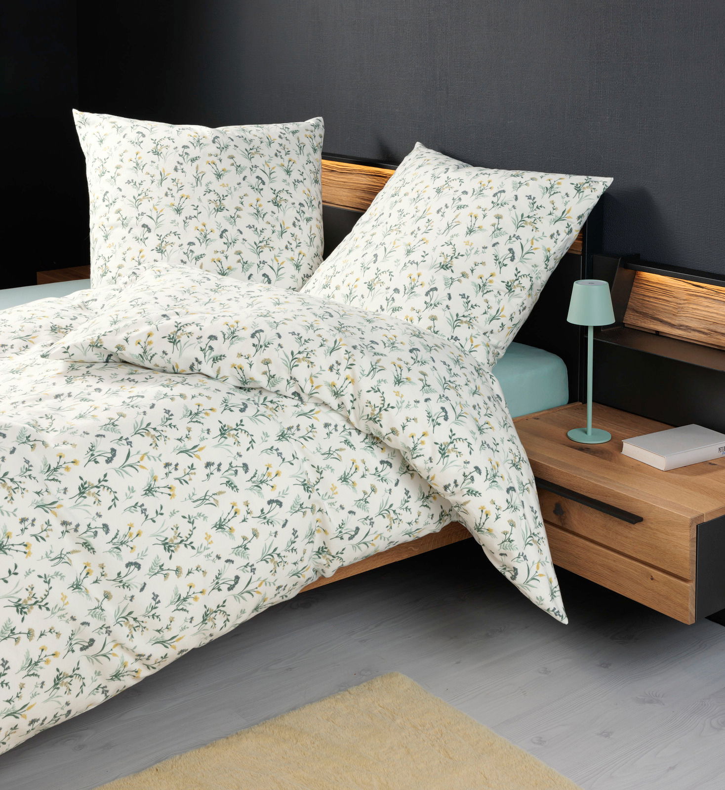 Bettwäsche-Set mit floralem Muster in einem modernen Schlafzimmer, seitliche Perspektive