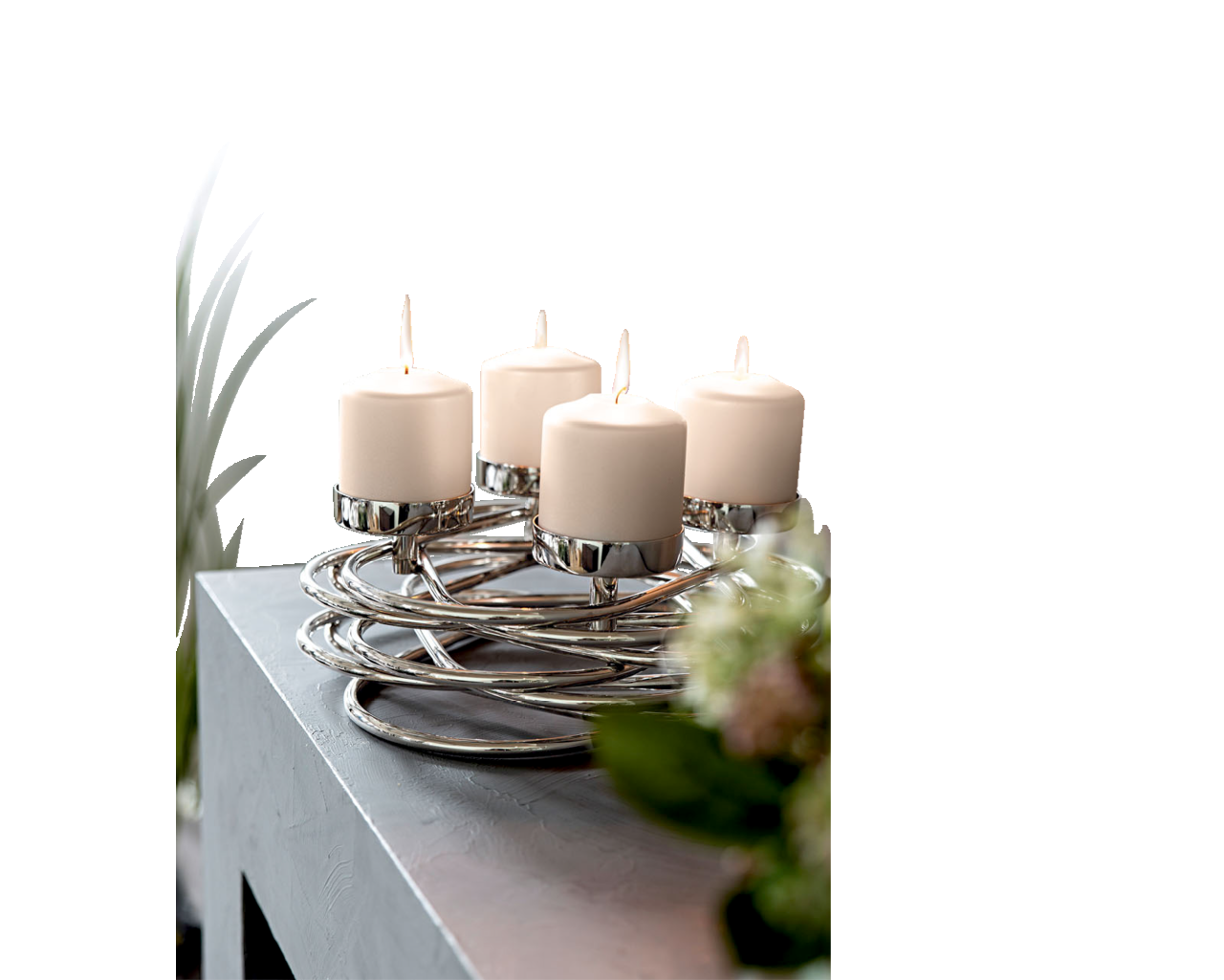 Moderner silberner Kerzenhalter mit vier brennenden weißen Kerzen, auf einem Tisch von schräg oben fotografiert.