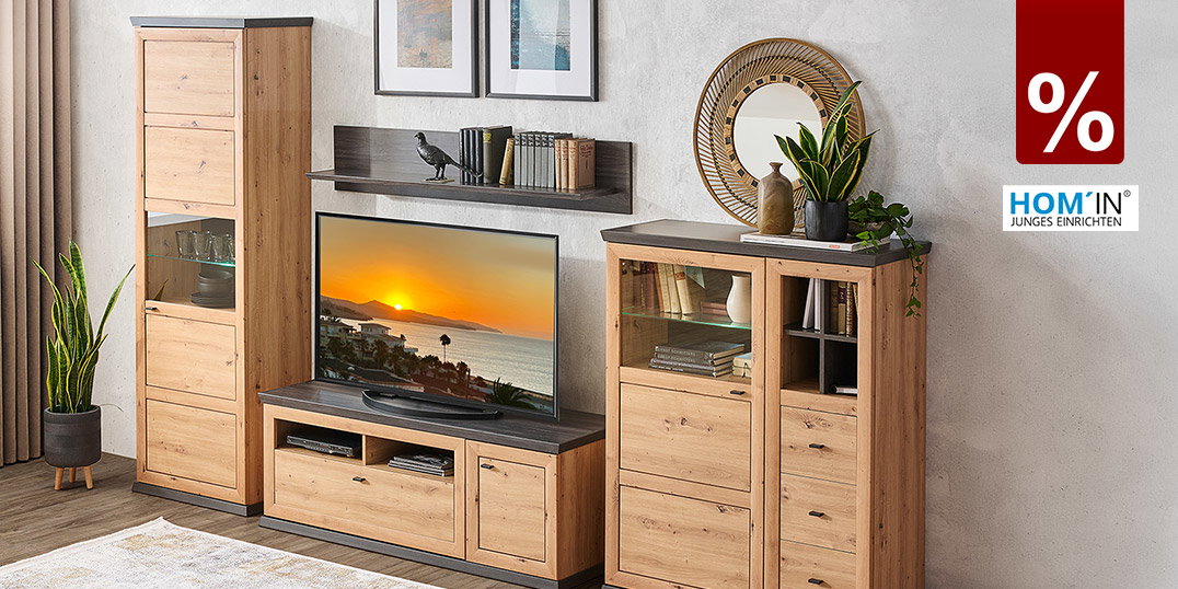 Wohnkombination BENTON/CAMRON in Holzoptik mit Vitrinen, TV-Lowboard und Wandboard – HOM’IN, bis zu 66 % Rabatt.