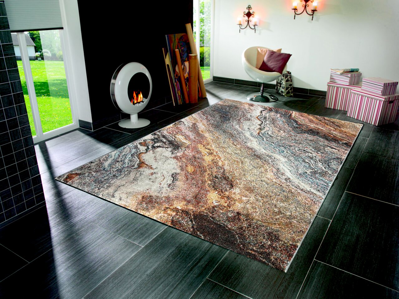 Merinos Webteppich SALSA Moderner Webteppich mit marmoriertem Muster in einem stilvollen Wohnzimmer, Perspektive von schräg oben.