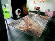 Moderner Webteppich mit marmoriertem Muster in einem stilvollen Wohnzimmer, Perspektive von schräg oben.