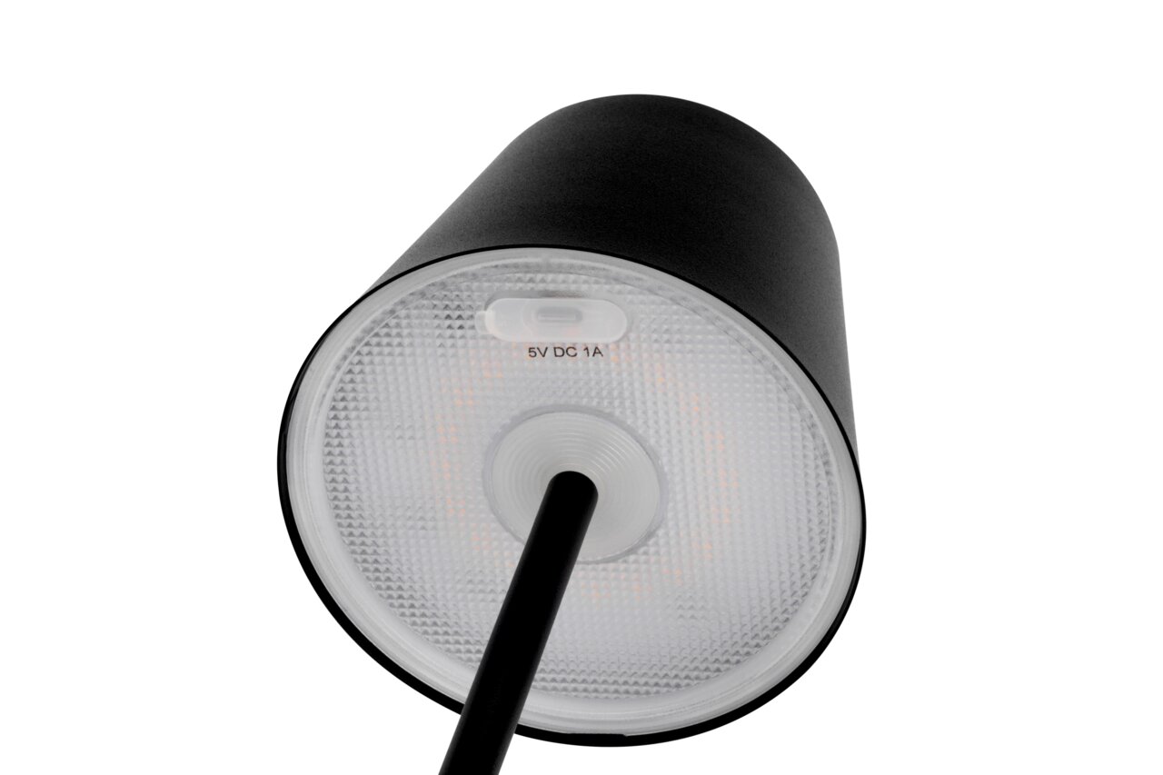 Unteransicht einer schwarzen Akku-Tischleuchte mit sichtbarem USB-Anschluss und strukturiertem Leuchtkörper.