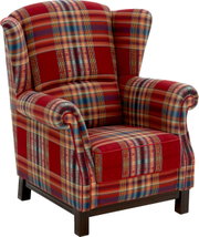 Geruite fauteuil met hoge rugleuning en gestoffeerde armleuningen in rood-blauw-beige, vrijstaand op een witte achtergrond, schuin vooraanzicht.
