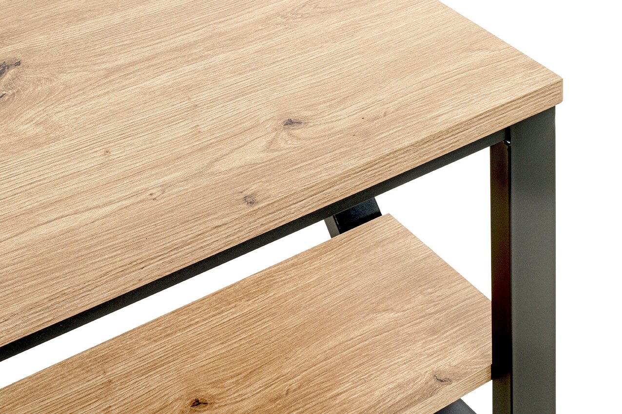 Detailansicht eines Beistelltischs mit Holzoptik-Oberfläche und schwarzem Metallgestell, schräg von oben fotografiert.