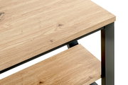 Detailansicht eines Beistelltischs mit Holzoptik-Oberfläche und schwarzem Metallgestell, schräg von oben fotografiert.