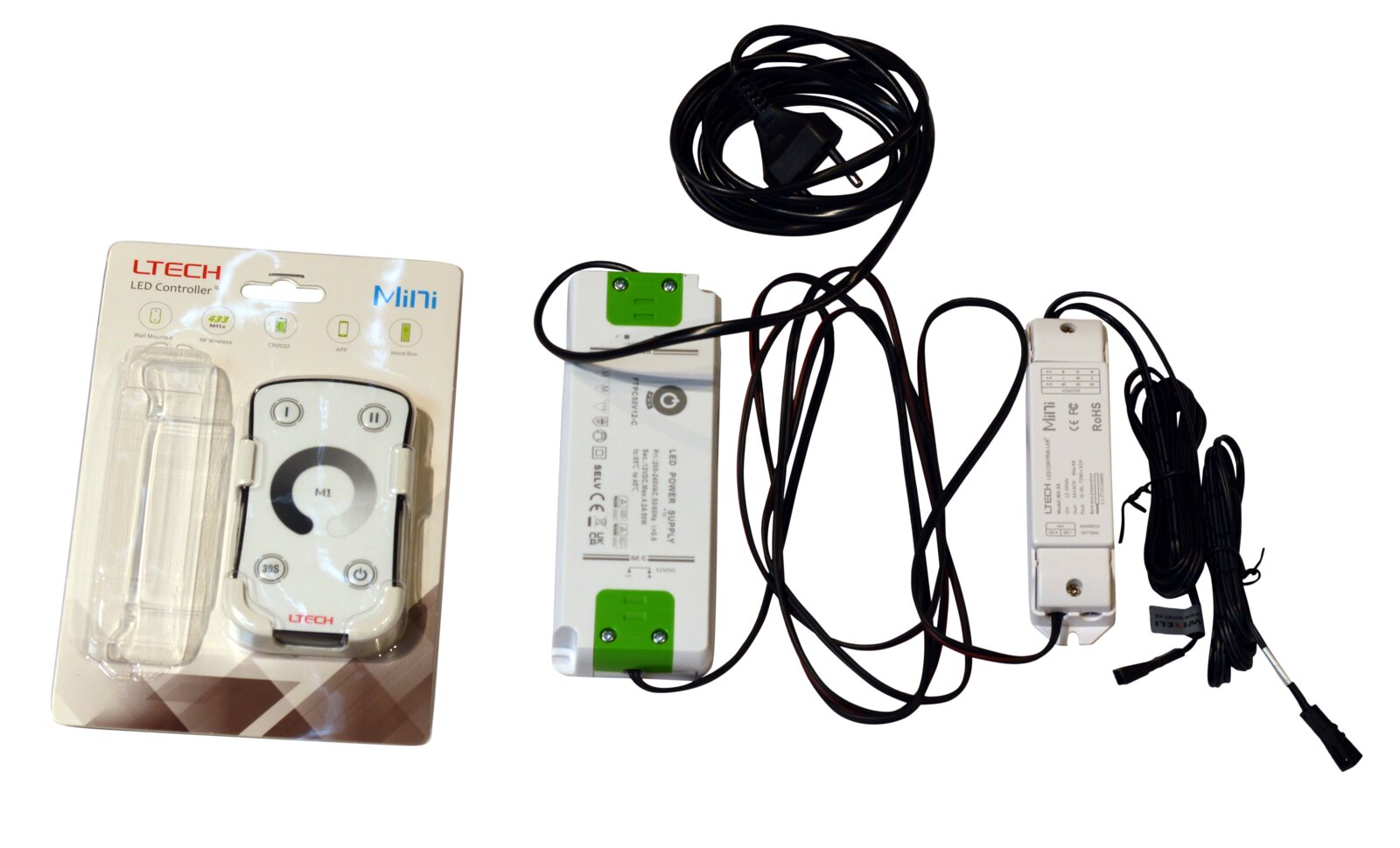 LED-Controller-Set mit Fernbedienung und zwei Transformatoren, von oben fotografiert