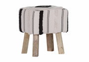 Hocker mit gestreiftem Stoffbezug in Schwarz und Beige, auf vier Holzbeinen, seitliche Perspektive