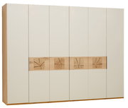 Sechs-türiger Drehtürenschrank in hellem Holzdesign mit dekorativen quadratischen Einsätzen in der Mitte, seitliche Perspektive