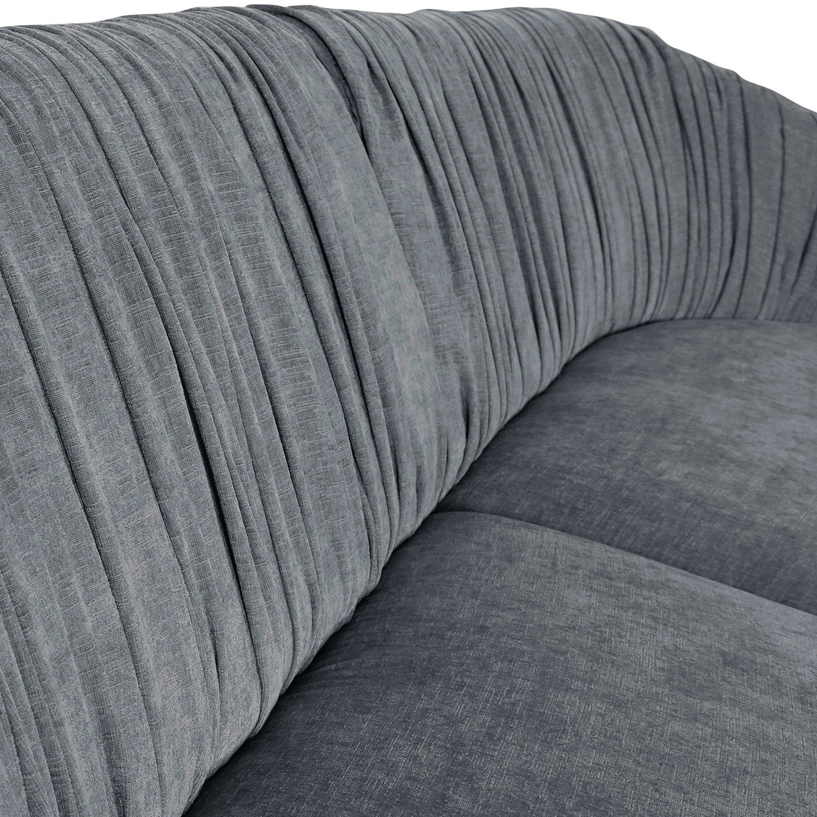 Nahaufnahme eines grauen, runden Megasofas mit gerafftem Stoffbezug, seitliche Perspektive