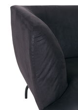 Nahaufnahme eines schwarzen Sofas mit abgerundeter Armlehne, seitliche Perspektive