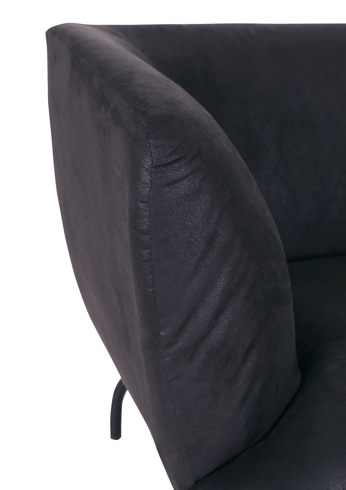 Nahaufnahme eines schwarzen Sofas mit abgerundeter Armlehne, seitliche Perspektive