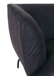 Nahaufnahme eines schwarzen Sofas mit abgerundeter Armlehne, seitliche Perspektive