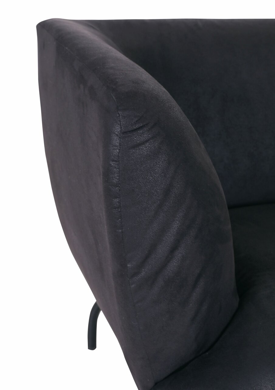 Nahaufnahme eines schwarzen Sofas mit abgerundeter Armlehne, seitliche Perspektive