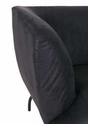 Nahaufnahme eines schwarzen Sofas mit abgerundeter Armlehne, seitliche Perspektive