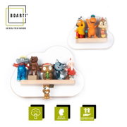 Frontansicht zweier wolkenförmiger BOARTI Wandregale aus hellem Holz für Musikbox-Figuren, bestückt mit bunten Spielfiguren vor weißem Hintergrund; Made in Germany und kindersicher ohne Ecken und Kanten.