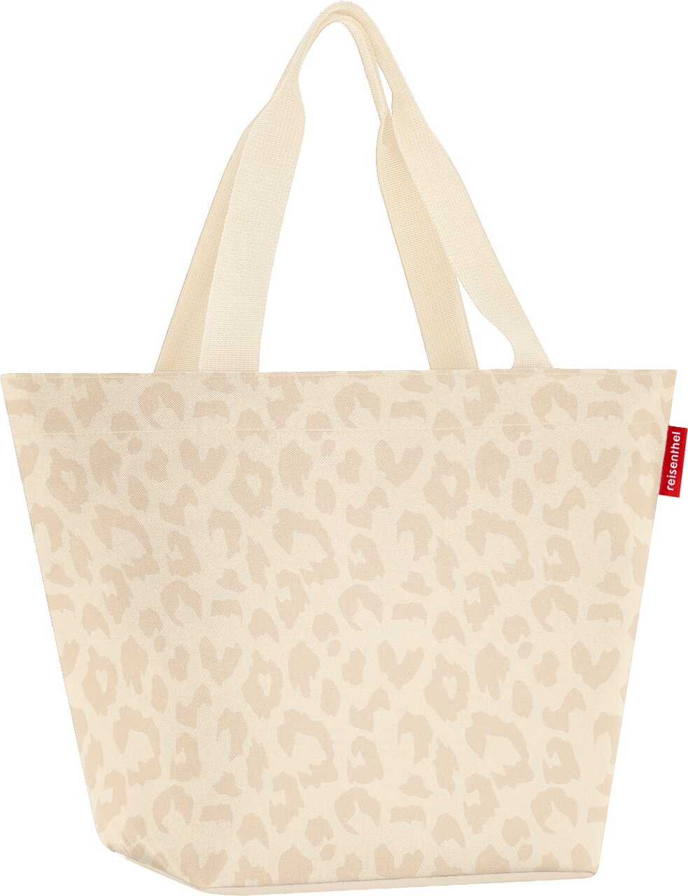 Beige Stoff-Shopper mit dezentem Leo-Muster und langen Tragehenkeln, Frontansicht leicht schräg von vorn, mit rotem seitlichem reisenthel-Label vor weißem Hintergrund.