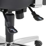 Nahaufnahme der Mechanik eines Drehsessels mit Hebeln und Rollen, seitliche Perspektive