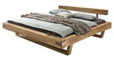 Holzbalkenbett mit Kopfteil, seitliche Perspektive, mit Kissen und Decke dekoriert.