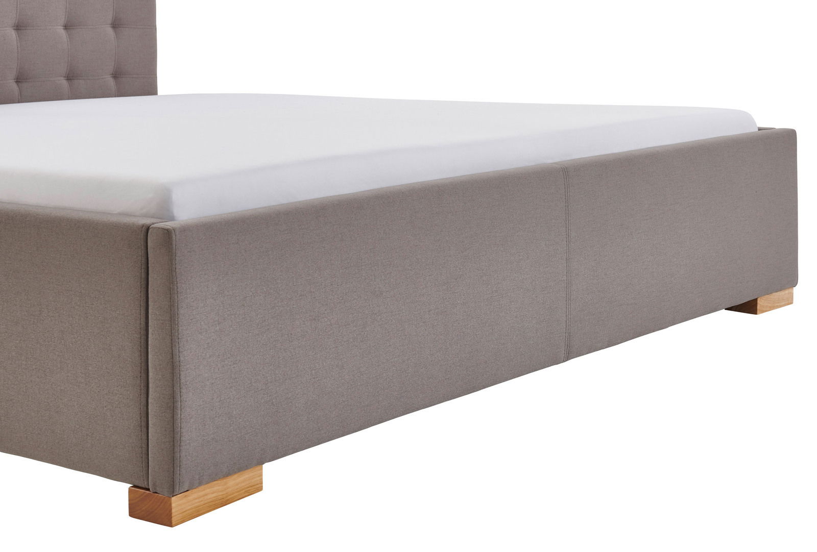 Polsterbett in seitlicher Perspektive mit grauem Stoffbezug und Holzfüßen.