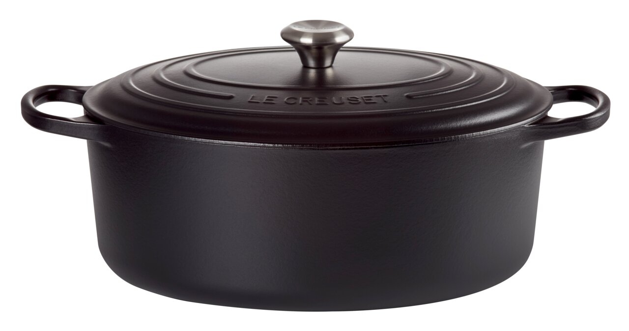 Schwarzer ovaler Bräter von Le Creuset mit Deckel und Griffen, seitliche Perspektive