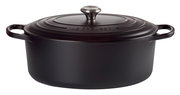 Schwarzer ovaler Bräter von Le Creuset mit Deckel und Griffen, seitliche Perspektive