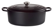 Schwarzer ovaler Bräter von Le Creuset mit Deckel und Griffen, seitliche Perspektive