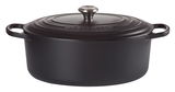 Schwarzer ovaler Bräter von Le Creuset mit Deckel und Griffen, seitliche Perspektive