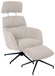 Bequemer Sessel mit Hocker in hellem Stoffbezug, seitliche Perspektive