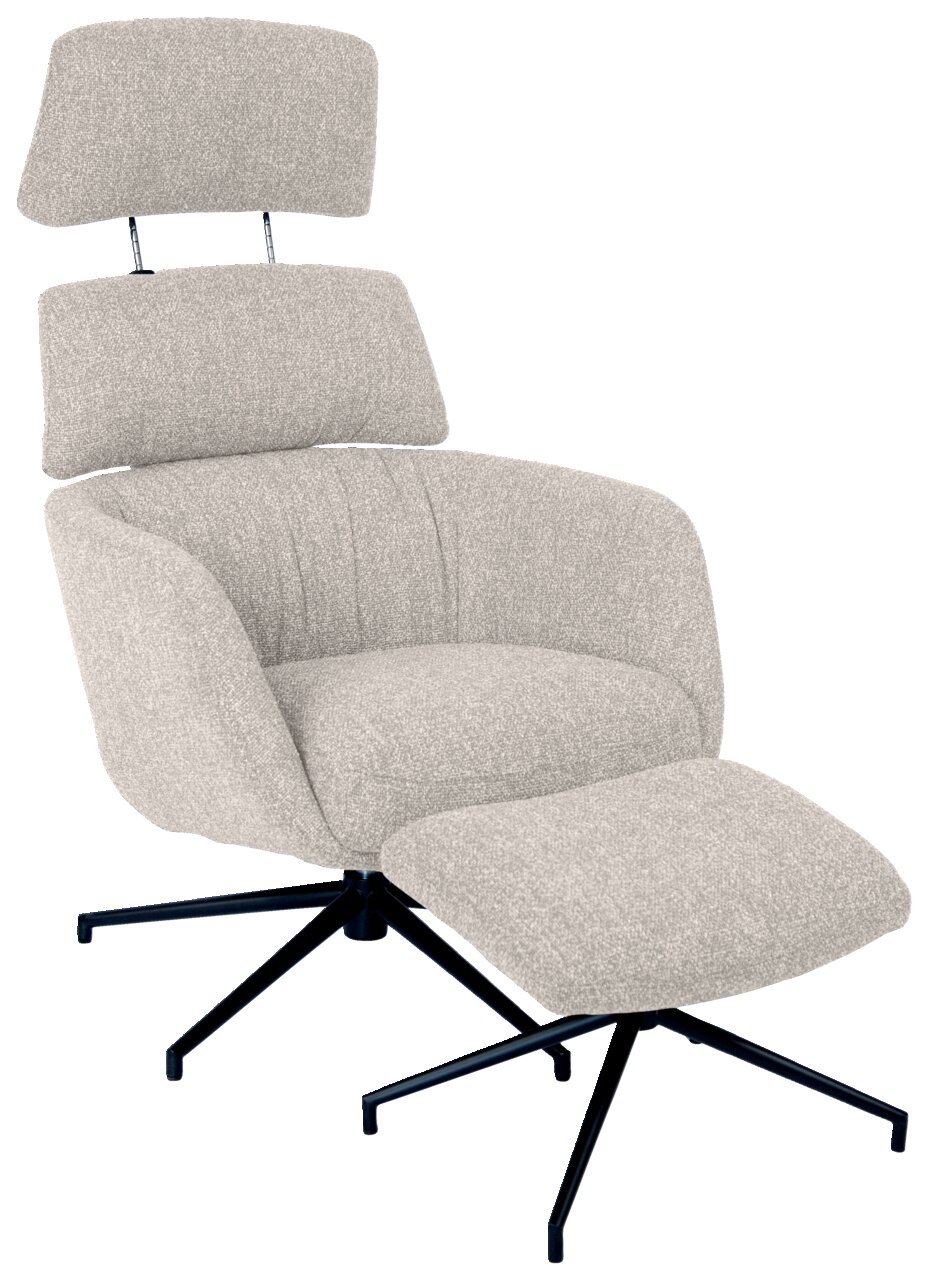 Bequemer Sessel mit Hocker in hellem Stoffbezug, seitliche Perspektive