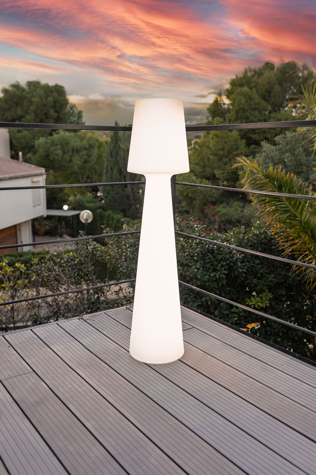 Moderne Stehleuchte LOLA 110 auf einer Terrasse bei Sonnenuntergang, seitliche Perspektive