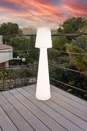 Moderne Stehleuchte LOLA 110 auf einer Terrasse bei Sonnenuntergang, seitliche Perspektive