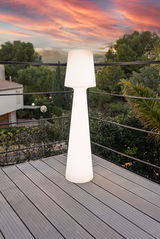 Moderne Stehleuchte LOLA 110 auf einer Terrasse bei Sonnenuntergang, seitliche Perspektive