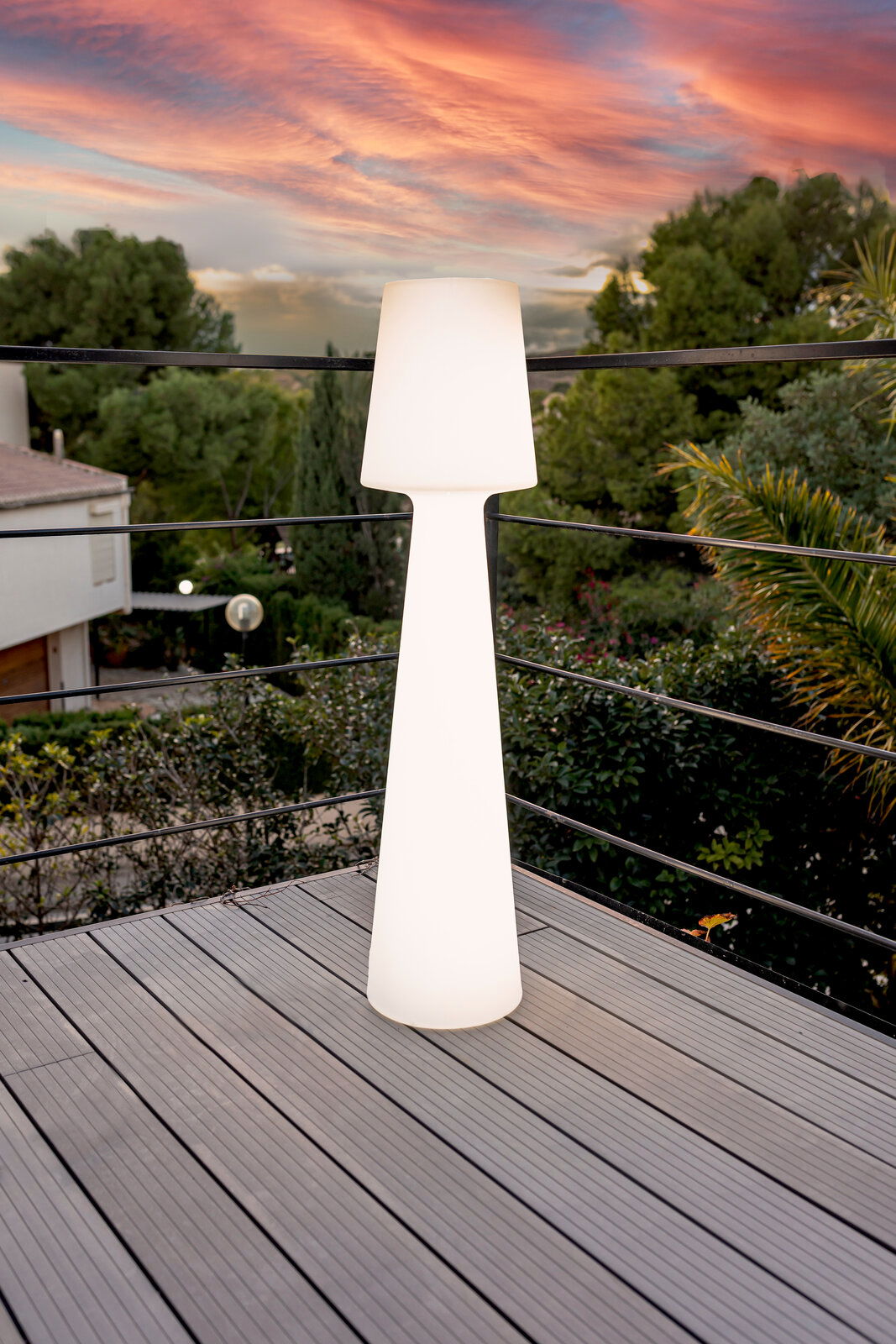 Moderne Stehleuchte LOLA 110 auf einer Terrasse bei Sonnenuntergang, seitliche Perspektive