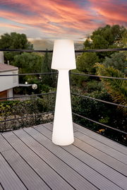 Moderne Stehleuchte LOLA 110 auf einer Terrasse bei Sonnenuntergang, seitliche Perspektive
