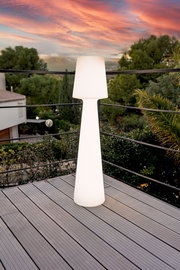 Moderne Stehleuchte LOLA 110 auf einer Terrasse bei Sonnenuntergang, seitliche Perspektive
