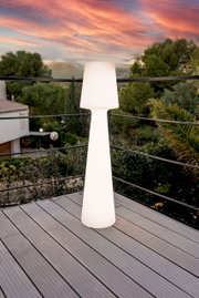 Moderne Stehleuchte LOLA 110 auf einer Terrasse bei Sonnenuntergang, seitliche Perspektive