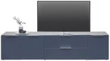 Frontale Ansicht eines modernen XL-TV-Lowboards in dunklem Blau mit mehreren Schubladen und Türen, dekoriert mit einer Vase und einer Schale.