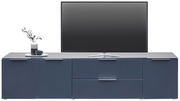 Frontale Ansicht eines modernen XL-TV-Lowboards in dunklem Blau mit mehreren Schubladen und Türen, dekoriert mit einer Vase und einer Schale.