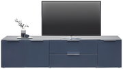 Frontale Ansicht eines modernen XL-TV-Lowboards in dunklem Blau mit mehreren Schubladen und Türen, dekoriert mit einer Vase und einer Schale.