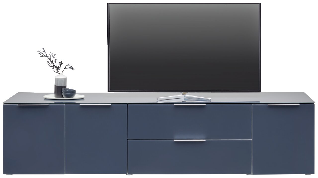 Frontale Ansicht eines modernen XL-TV-Lowboards in dunklem Blau mit mehreren Schubladen und Türen, dekoriert mit einer Vase und einer Schale.
