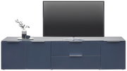 Frontale Ansicht eines modernen XL-TV-Lowboards in dunklem Blau mit mehreren Schubladen und Türen, dekoriert mit einer Vase und einer Schale.