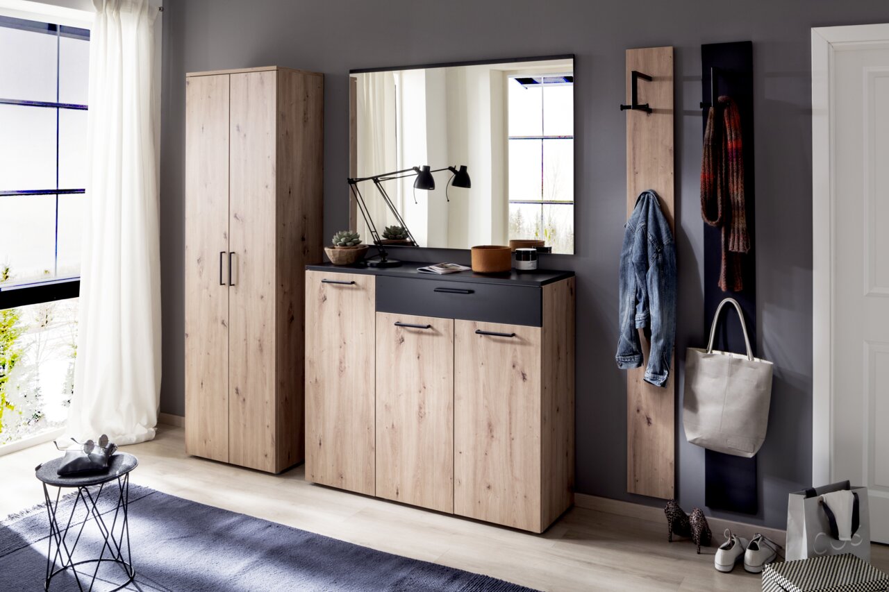 Moderne garderobe-inrichting met houtlook, bestaande uit een hoge kast, een spiegel, een schoenenkast en garderobepanelen, gezien vanaf de zijkant.