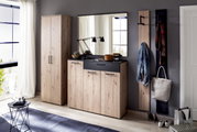 Moderne Garderobeneinrichtung mit Holzoptik, bestehend aus einem hohen Schrank, einem Spiegel, einem Schuhschrank und Garderobenpaneelen, seitliche Perspektive.