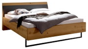 Houten futonbed met een modern ontwerp, zijaanzicht