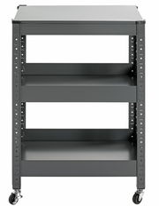 Vorderansicht eines grauen Servierwagens mit drei Regalböden und Rollen.