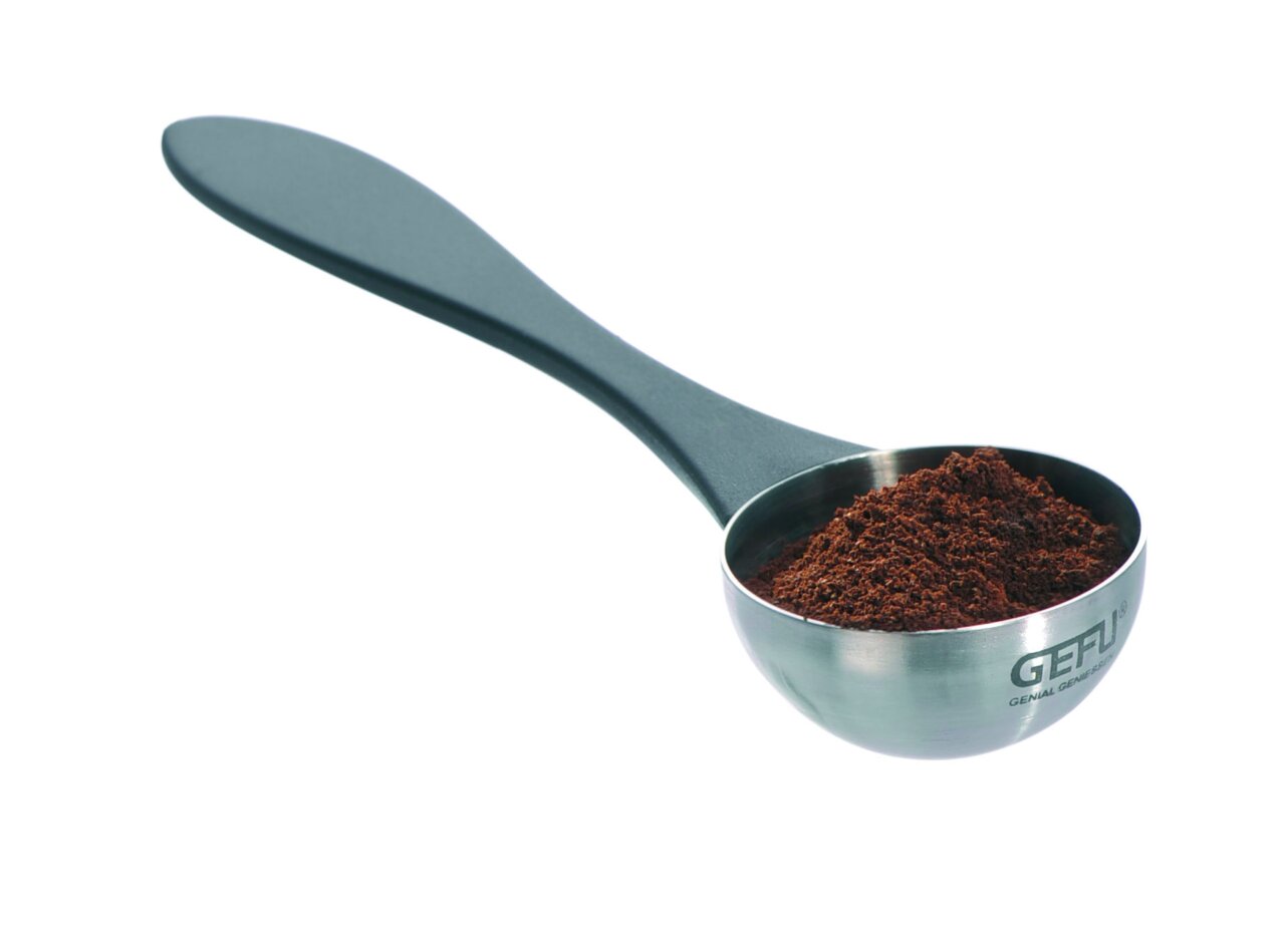 Kaffeemaß Misurino aus Edelstahl mit schwarzem Griff, gefüllt mit gemahlenem Kaffee, seitliche Perspektive